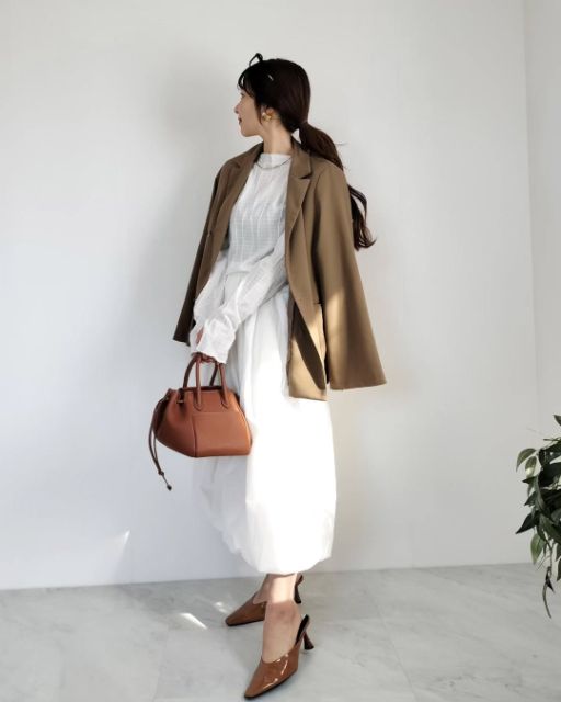 バブルヘムミディスカートを着たコーデ