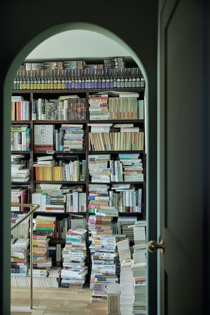 重厚な書架は20世紀初めから九州大学で使われてきたもの