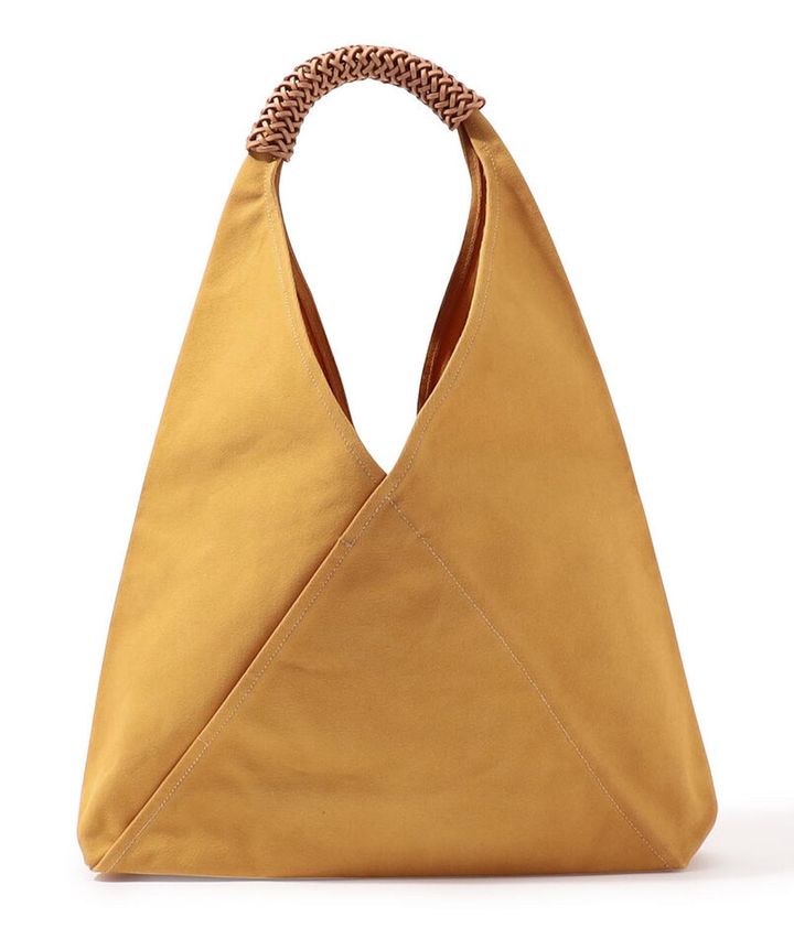 画像: 「Traiangle ショルダーバッグ」[縦25.6✕横37✕マチ12.5cm]￥50,600【カマロアン】 出典：トゥモローランド