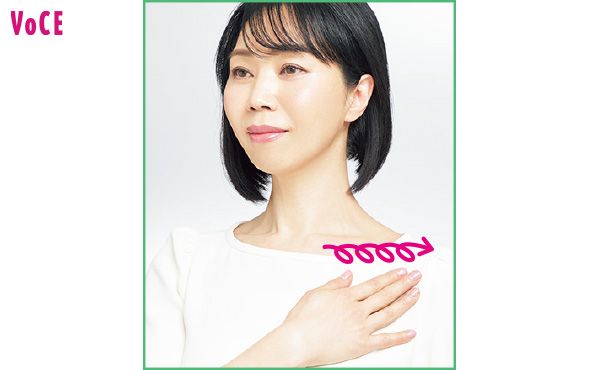 最後に鎖骨に手を当て、そのままくるくる回転させながら、肩先まで鎖骨のラインに沿って動かしてほぐす