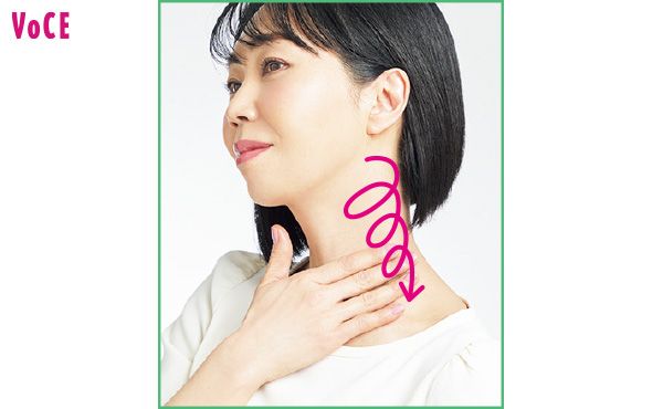 耳の下から胸鎖乳突筋に沿って手を当てた状態でくるくるしながら、首の付け根まで流す
