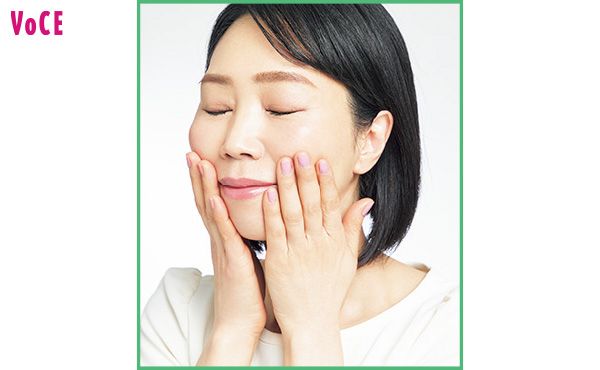 泡の美容液を押しつけると、顔全体がキュッと締まって引き上がる