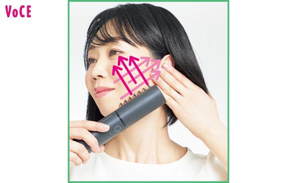 電気ブラシをあごから耳、フェイスラインから目の下に、外から内、内から外と動かす