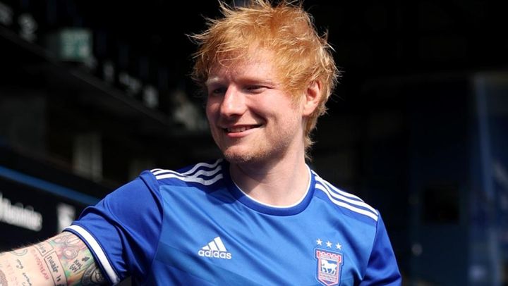 エド・シーラン、有名監督乱入騒動はビール5リットルを呑んでいたと説明…「もう二度やらないよ」