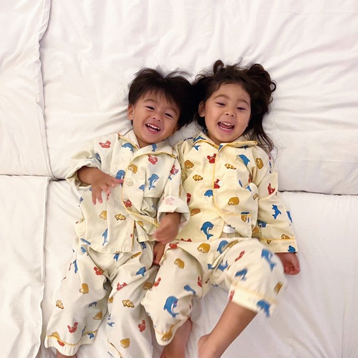 沖縄のホテルのベッドで寝転んでる子どもたち