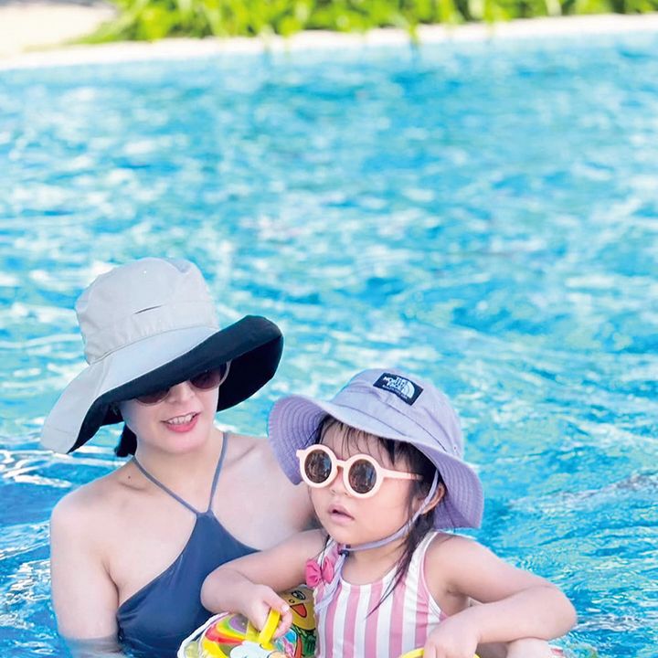 沖縄のホテルのプールで遊ぶママと子ども