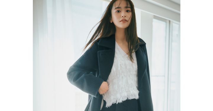 白のフリンジトップスにマックスマーラの濃紺色コートを羽織った近藤千尋さん