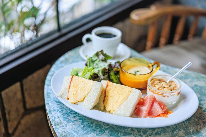 京都の喫茶文化を受け継ぐ「喫茶マドラグ」で、名物玉子サンドのモーニングを♪