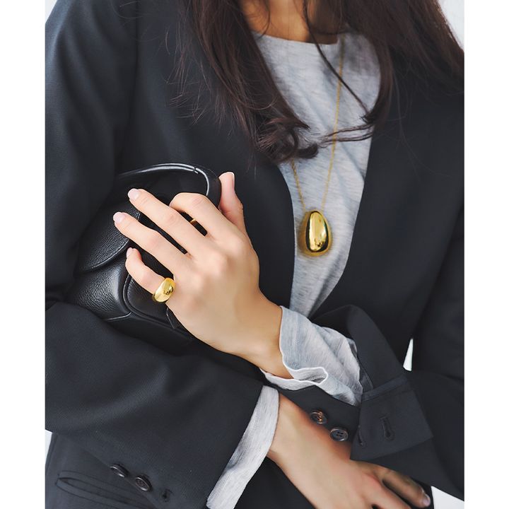 ゴールドアクセで揃えて上品に