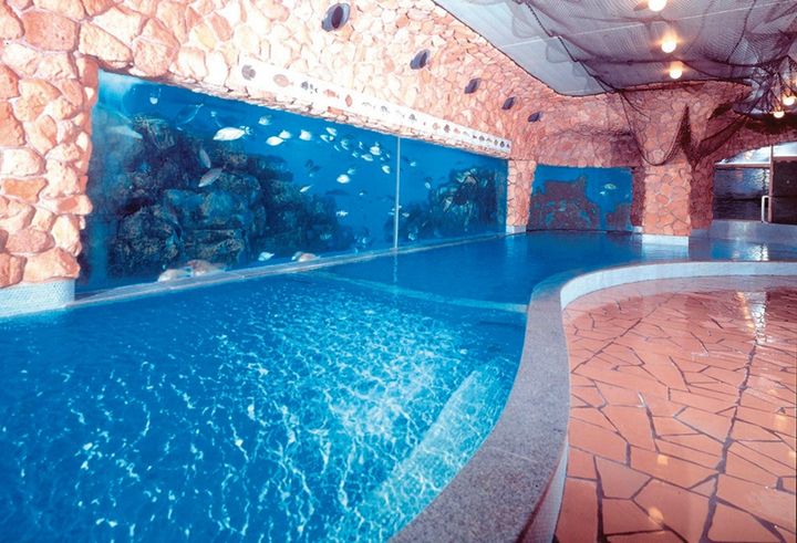 海を望むガラス張りのエントランスや、約800人収容の宴会場、螺旋階段などを有する。