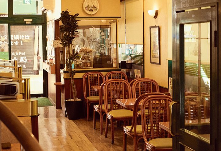 創業は1948年。商店街のアーケード内にあり、レトロポップなうさぎのキャラクターが目印。