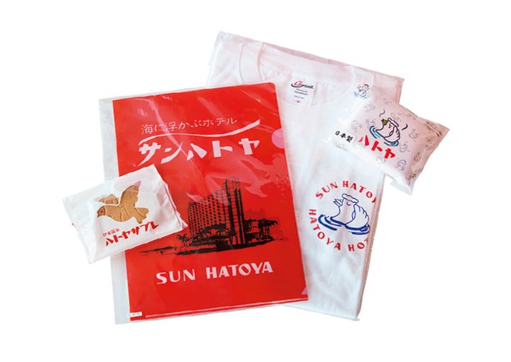 レトロ調のデザインのお菓子やマスコットのハトをモチーフにしたオリジナルグッズは、2階の売店で販売。