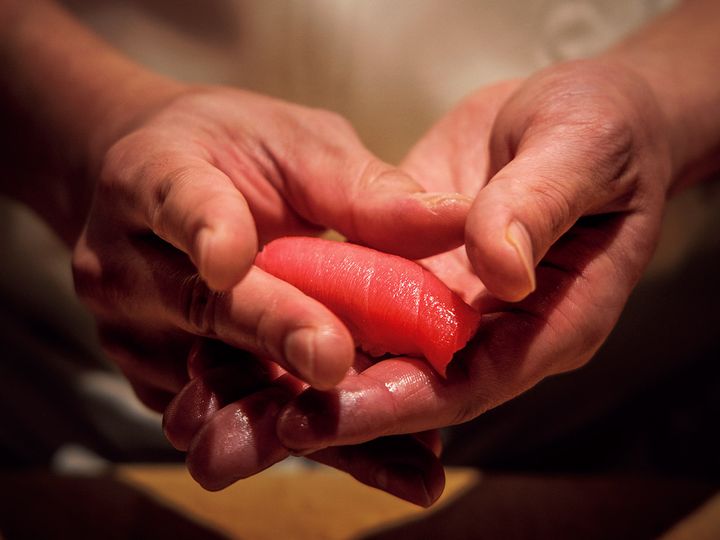 広尾『鮨 ゆうき』の鮨を握っている様子