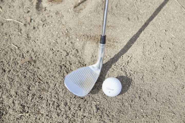バンカーで球が高く上がるコツは「インパクト時にヘッドを引く」こと！