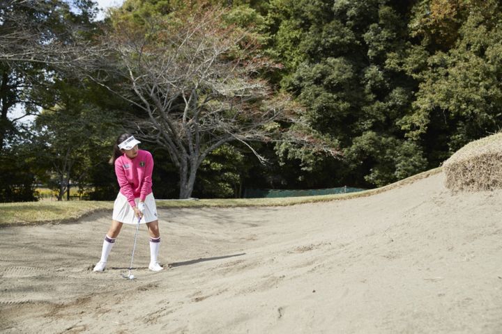 バンカーで球が高く上がるコツは「インパクト時にヘッドを引く」こと！