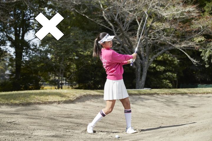 バンカーで球が高く上がるコツは「インパクト時にヘッドを引く」こと！