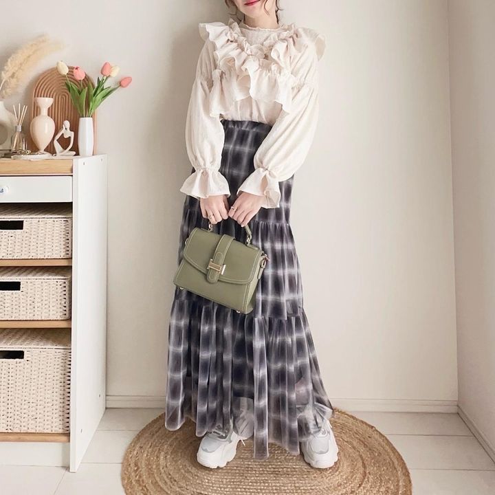 画像: 首元があいたトップスのインナーに