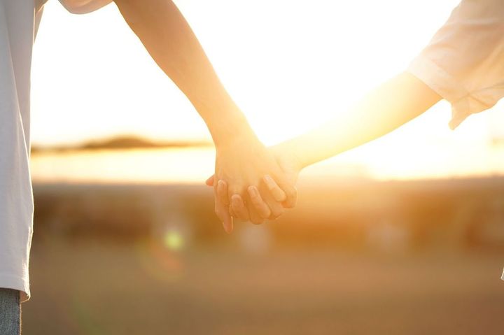 手をつなぐカップル