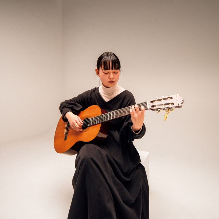 ギターを弾くシンガーソングライター・浮