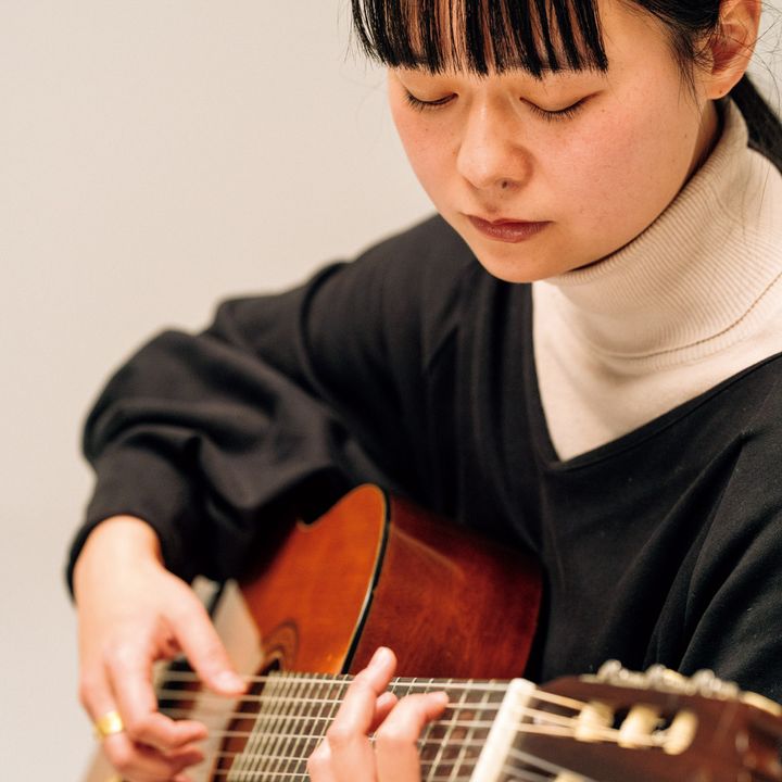 ギターを弾くシンガーソングライター・浮