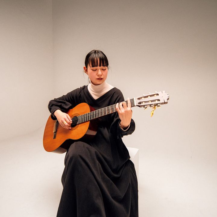 ギターを弾くシンガーソングライター・浮