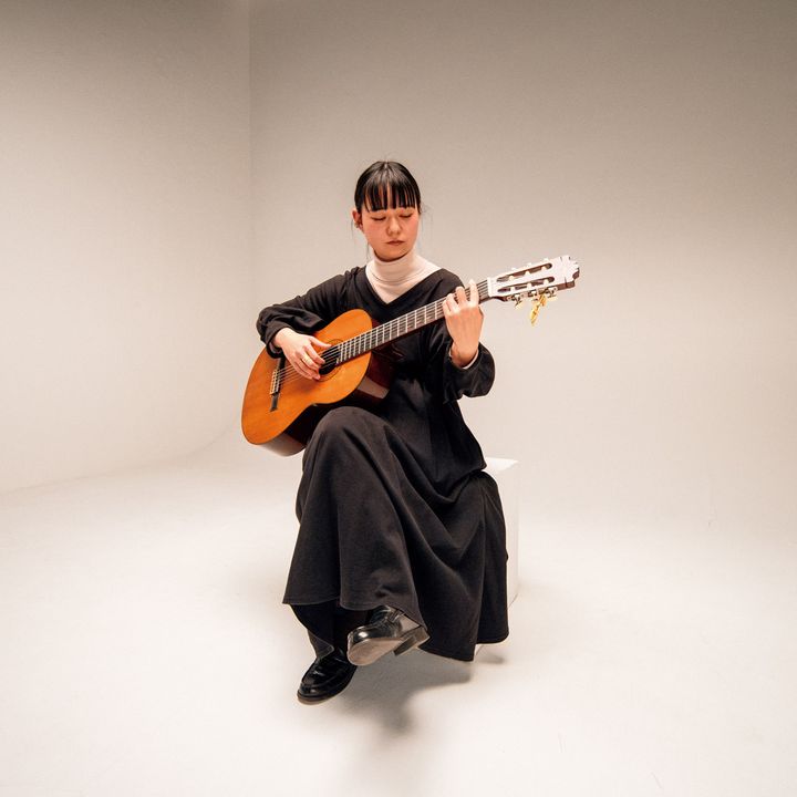 ギターを弾くシンガーソングライター・浮