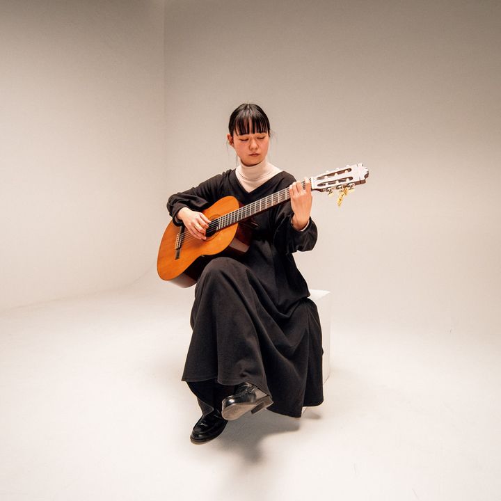 ギターを弾くシンガーソングライター・浮