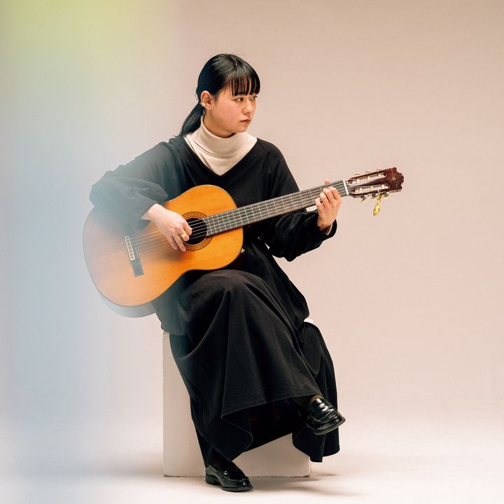 ギターを弾くシンガーソングライター・浮