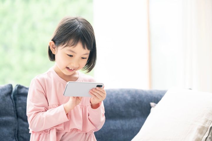 子どもにスマホやタブレットを長時間使わせると怒りっぽくなる？