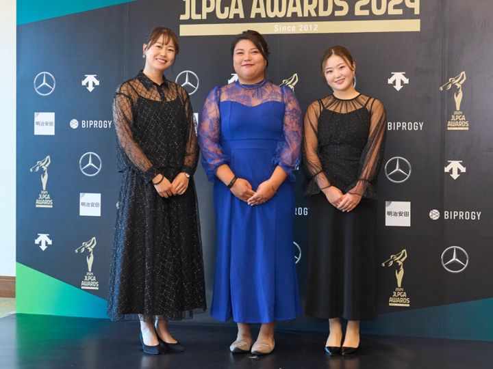 女子プロ、“美ドレス姿”で勢揃い！竹田麗央、政田夢乃が登場【JLPGAアワード】