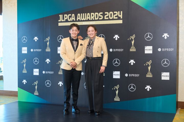 女子プロ、“美ドレス姿”で勢揃い！竹田麗央、政田夢乃が登場【JLPGAアワード】