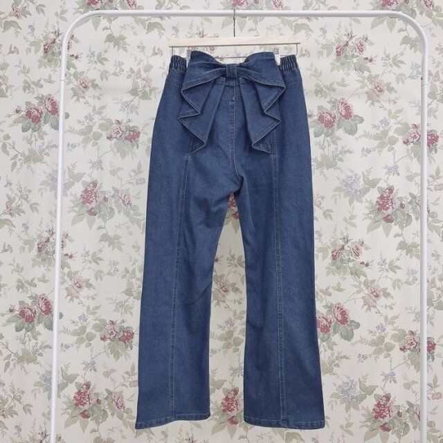 しまむらのリボンフレアデニムパンツ