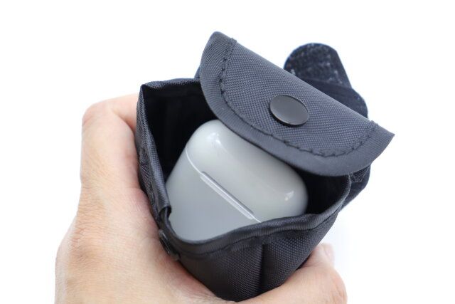 セリアのワイヤレスイヤホンケースホルダーにAirPodsを収納