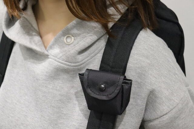 セリアのワイヤレスイヤホンケースホルダーの使用例