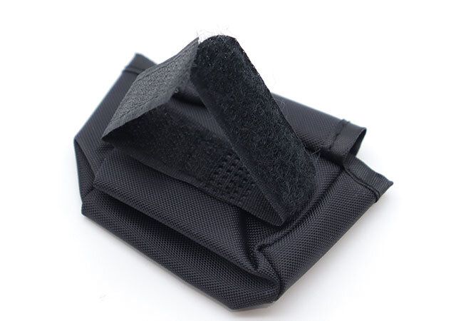 セリアのワイヤレスイヤホンケースホルダーの裏面の面テープ