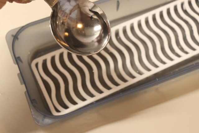 ダイソーの電子レンジ調理器 とうもろこし・さつまいも CGRに水を入れる