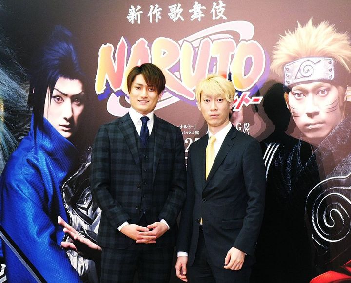 新作歌舞伎「NARUTO―ナルト―」の製作発表会見で写真撮影に応じる中村隼人さん（左）と坂東巳之助さん（右）、2018年4月東京