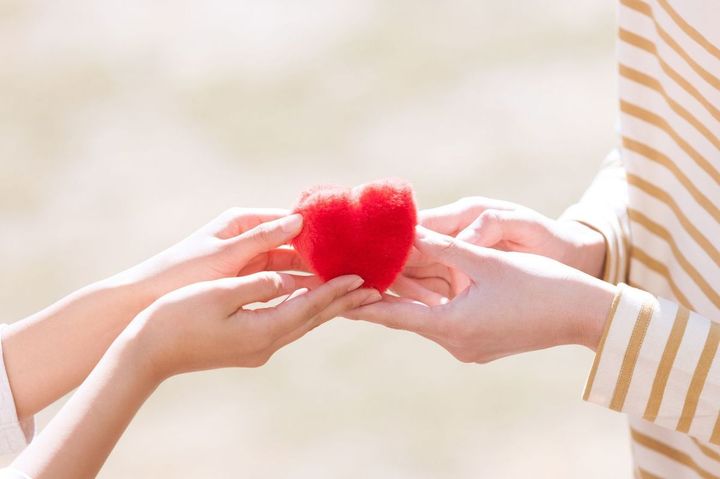ハートを手渡す人