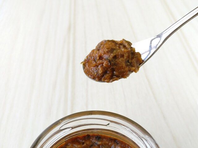 「ご飯が美味しい パリパリ野菜みそ」スプーンですくっているところ