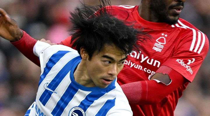 三笘薫のタックル、PKなしと判定覆るも意見割れる…相手監督は不満