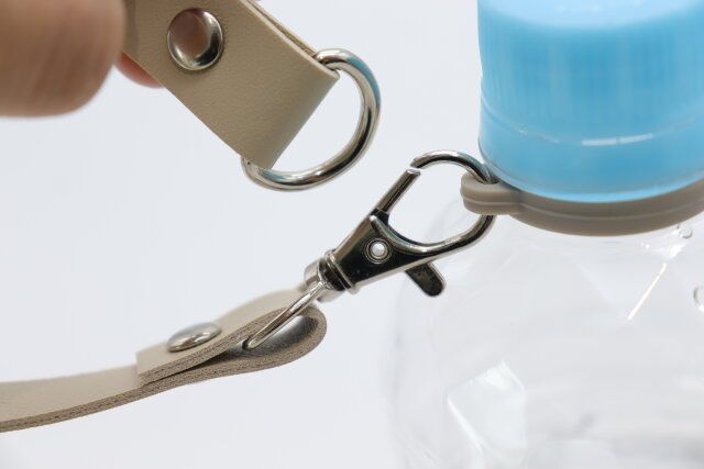 キャンドゥの取り外し簡単なレザー調ペットボトルハンドル