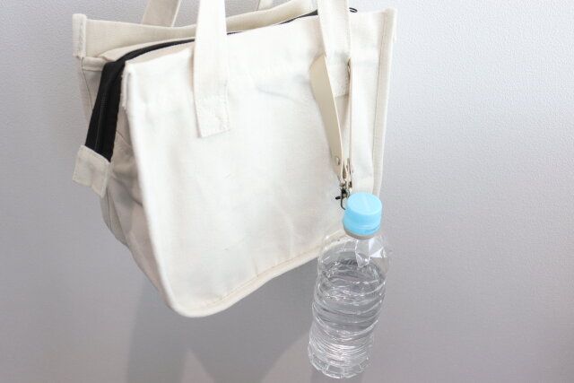 キャンドゥのカバンに付けられるレザー調ペットボトルハンドル