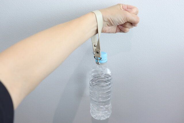キャンドゥの手首に着けられるレザー調ペットボトルハンドル