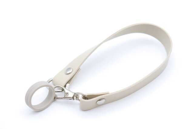 キャンドゥの便利なレザー調ペットボトルハンドル