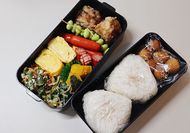 ダイソーの二段式の弁当箱はピクニックにおすすめ