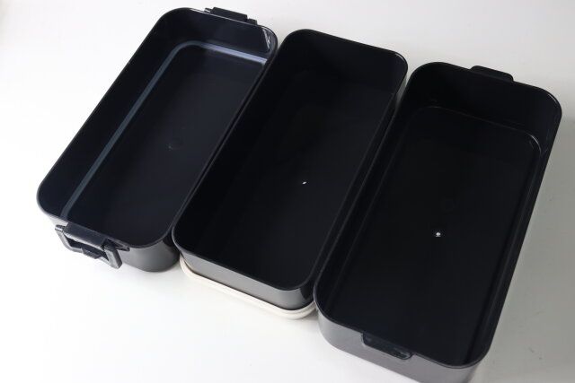 ダイソーの二段式の弁当箱を展開した様子