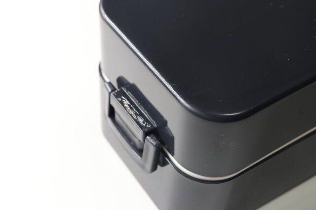 ダイソーの二段式の弁当箱はバックル開閉タイプ