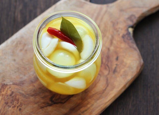 うずらの卵と新玉ねぎのカレーピクルス