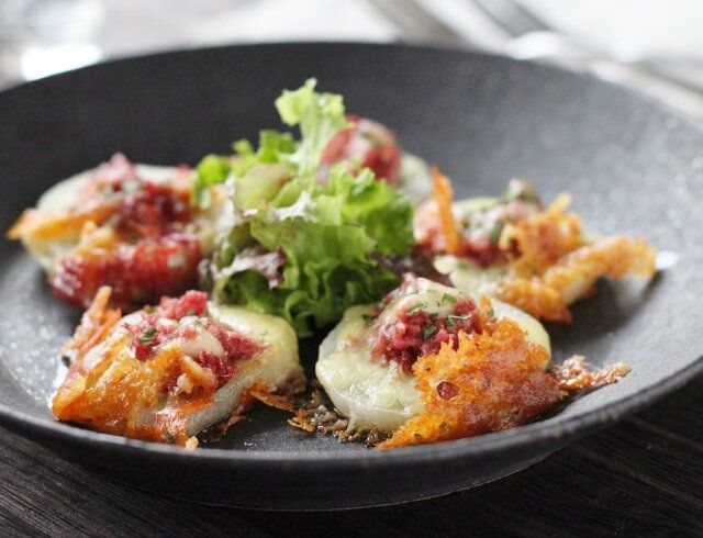 新玉ねぎとコンビーフのチーズ焼き