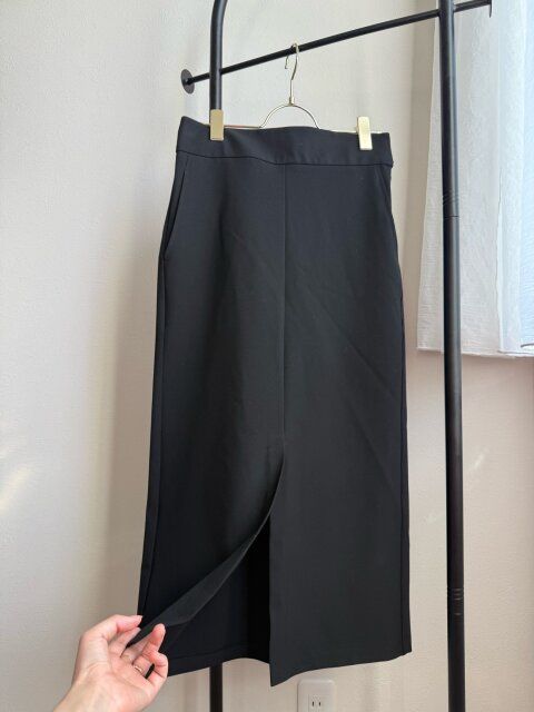 GU スリットナロースカートZ BLACK フロントのスリット